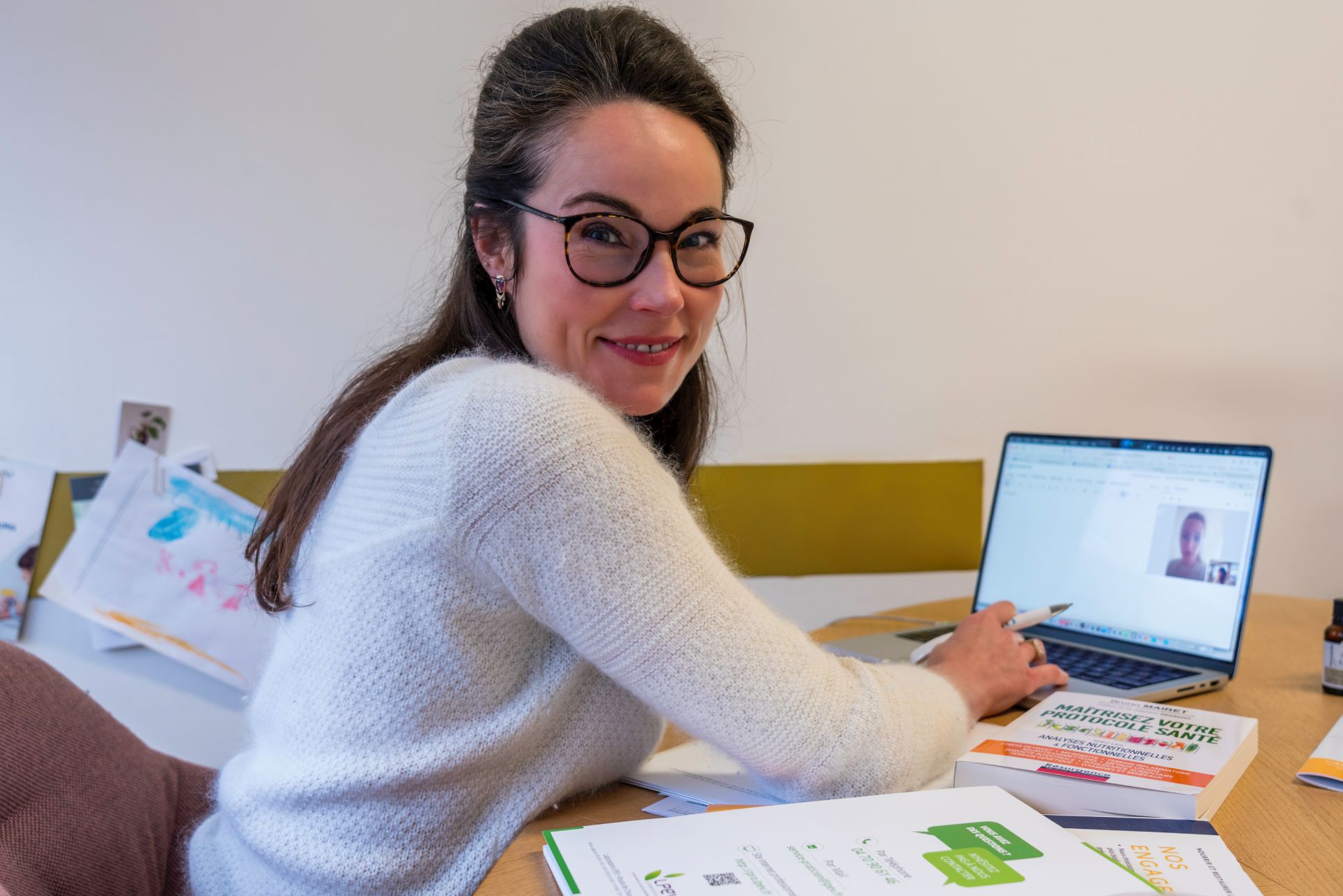 Clara Materne, nutrithérapeute et praticienne en santé fonctionnelle, en consultation à distance
