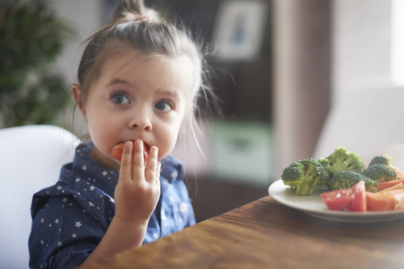 Petite fille qui mange des légumes, alternative saine au régime chez l'enfant