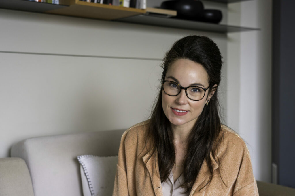 Clara Materne, fondatrice de l'Académie Nutrithérapie, en cuisine