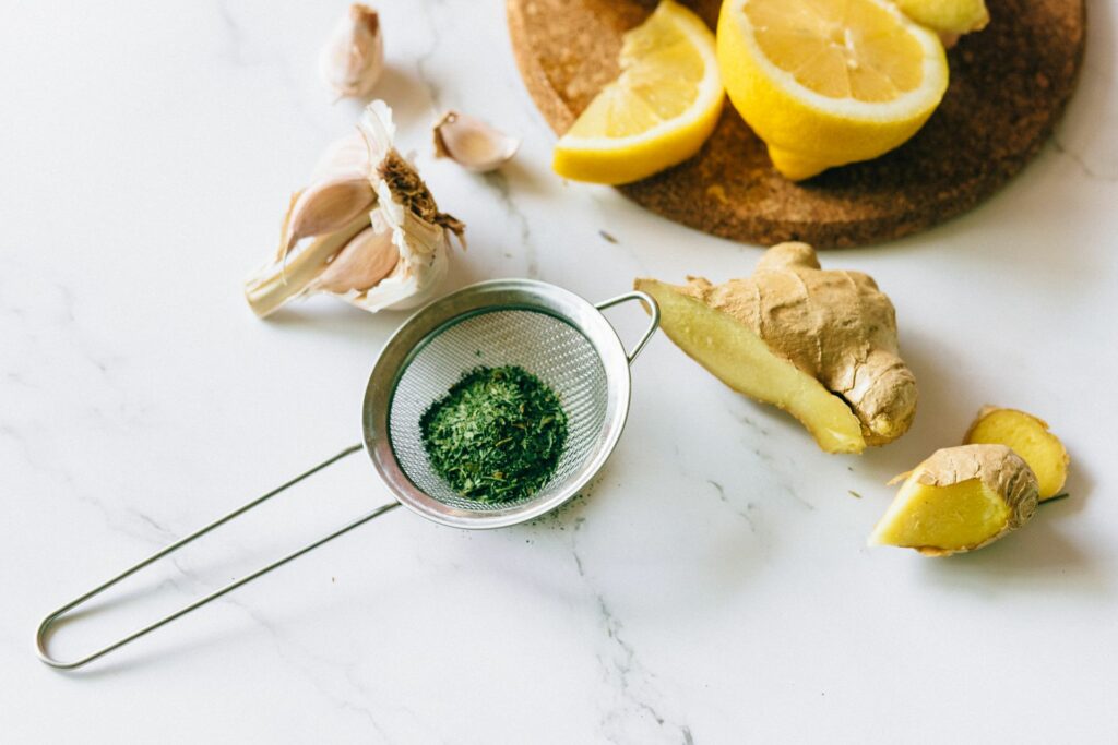 Pharmacopée culinaire : gingembre, citron, ail et plantes séchées, la pharmacie naturelle de votre cuisine, blog nutrithérapie de Clara Materne