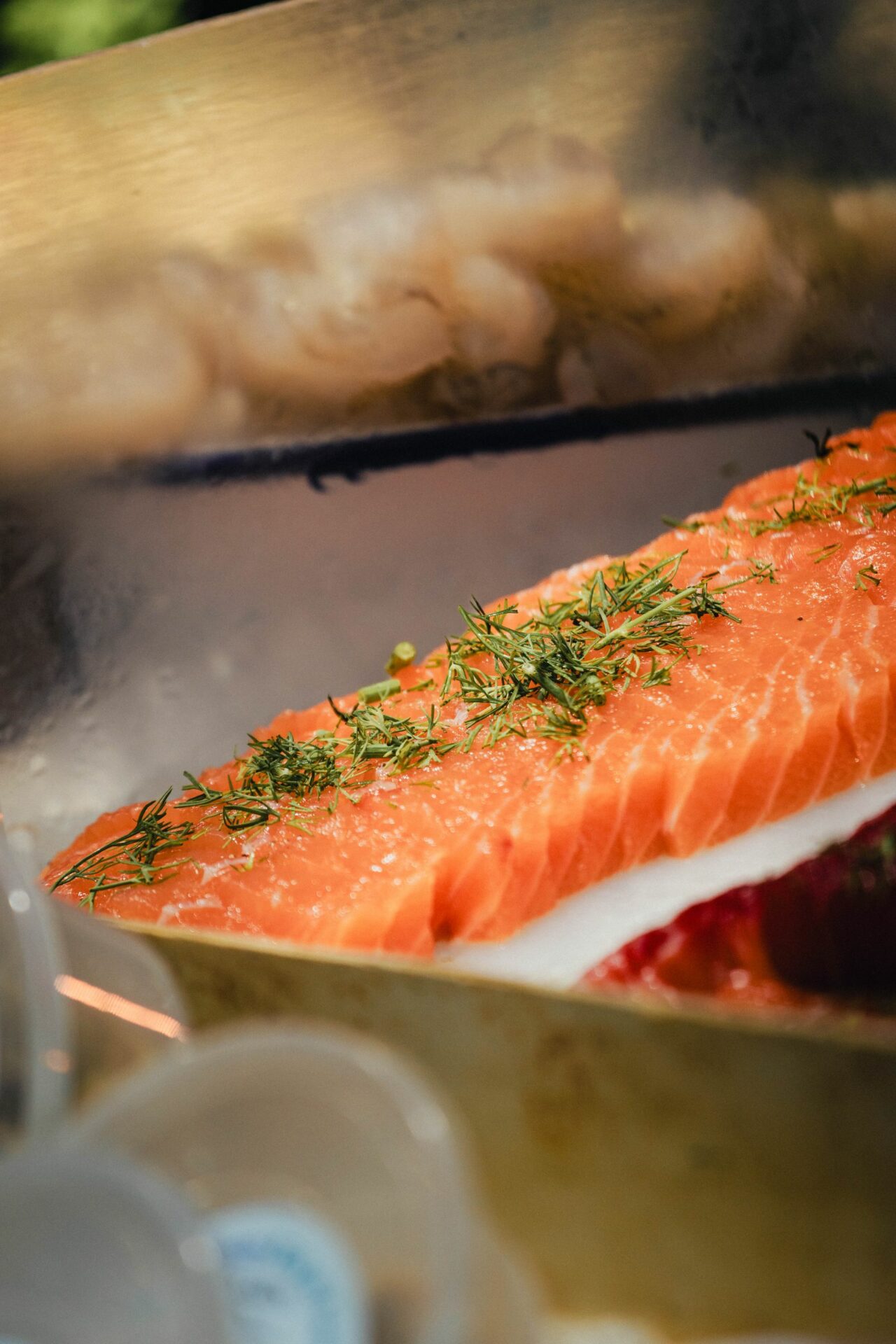 Filet de saumon cru à l'aneth sur un étal de poissonnerie