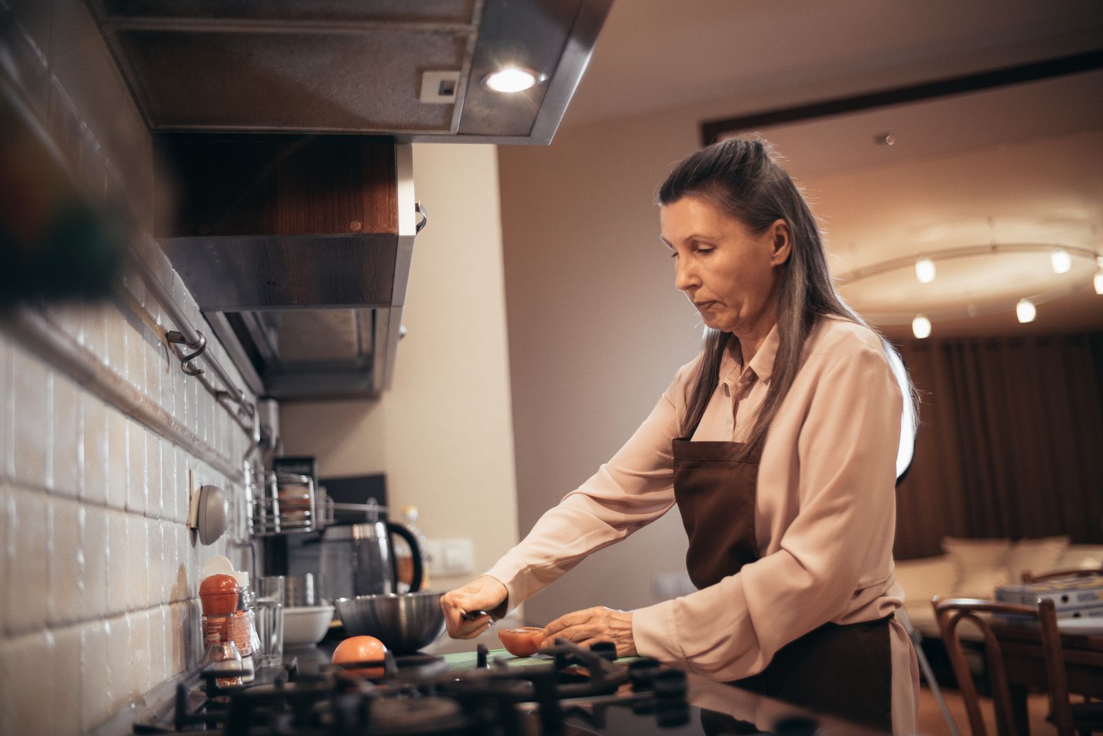Femme cuisinant dans sa cuisine, alimentation au quotidien en périménopause