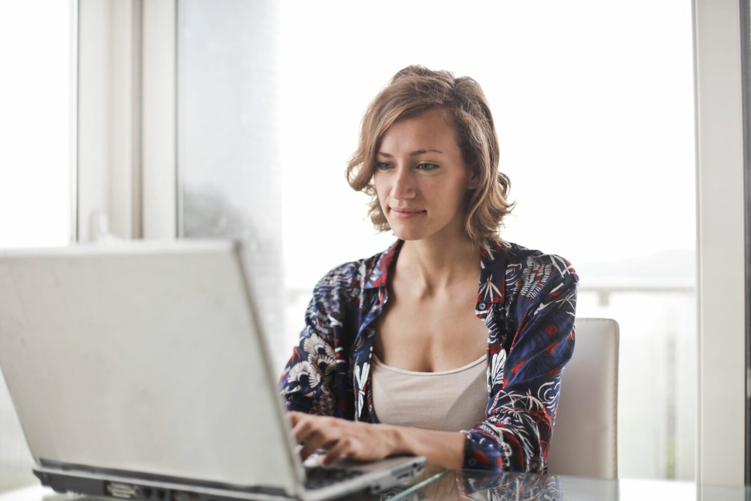 Femme de quarante ans concentrée devant son ordinateur, brouillard mental et attention