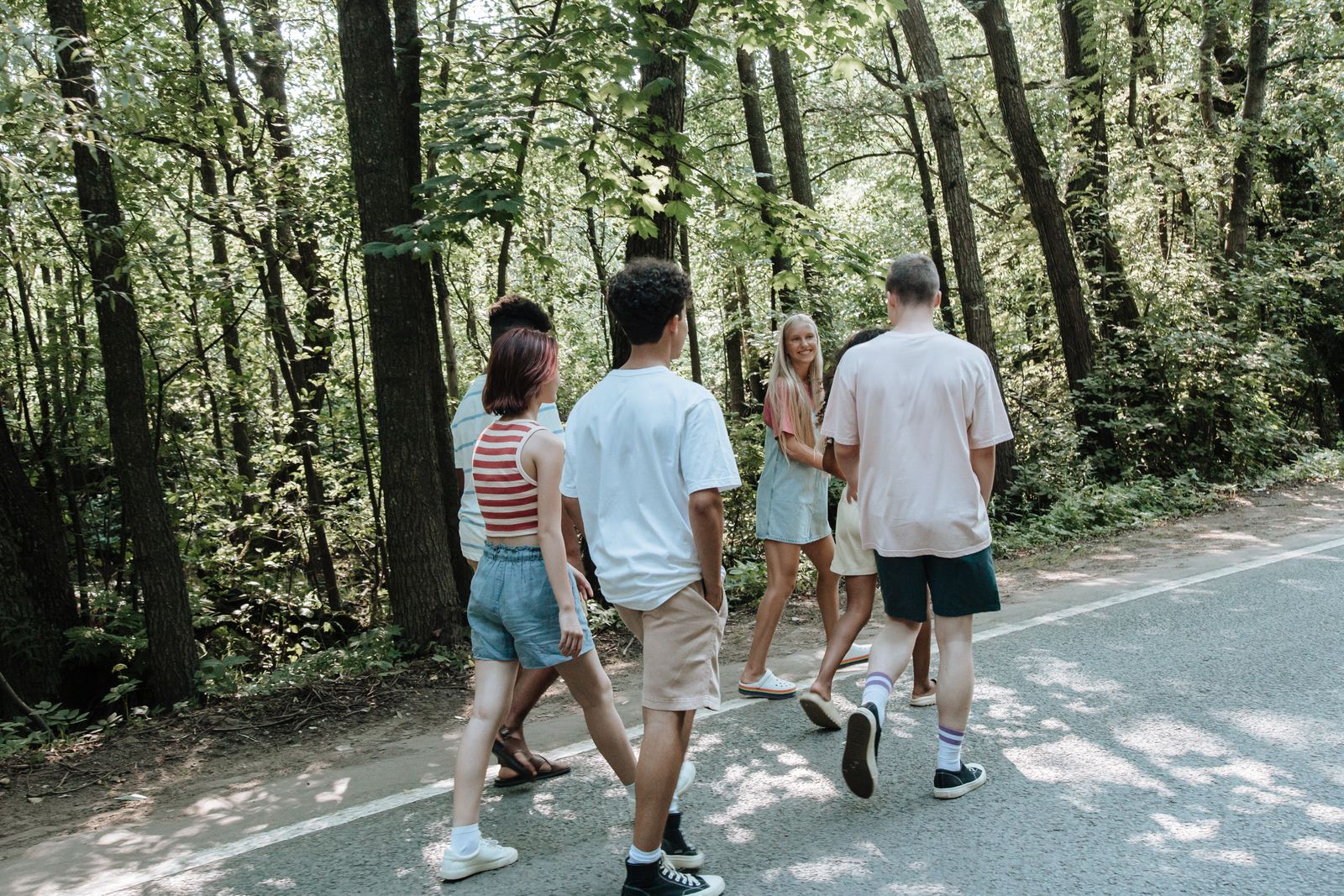 Personnes marchant en forêt, activité physique qui soutient l'attention