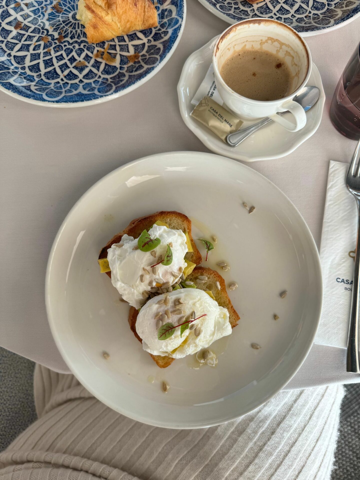 Œufs pochés sur pain grillé, petit-déjeuner protéiné riche en choline